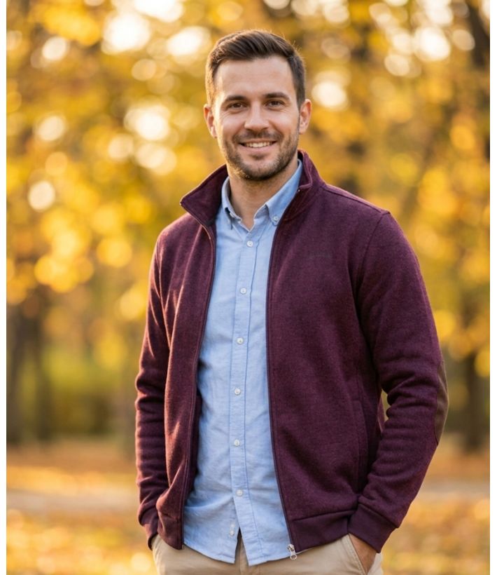 Cardigan Zippé Homme en Polaire Tricot Bordeaux – Col Montant & Coudières Suédine