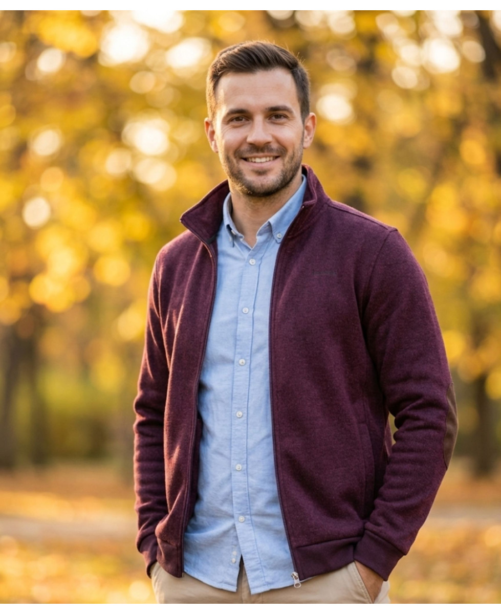 Cardigan Zippé Homme en Polaire Tricot Bordeaux – Col Montant & Coudières Suédine