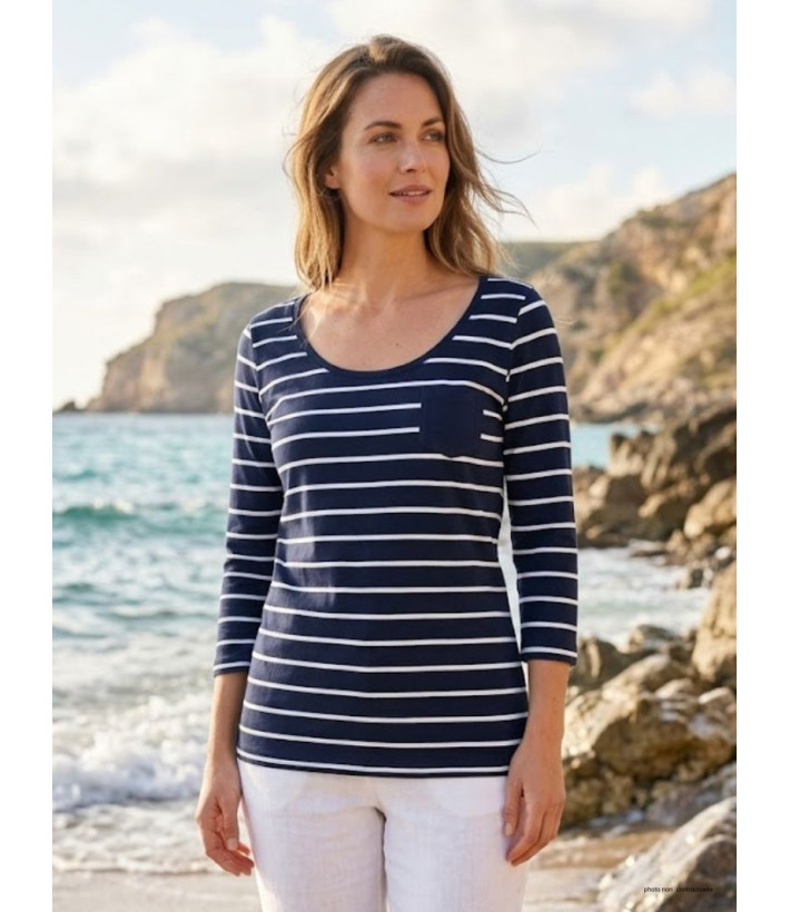 Tee-shirt manches 3/4 MAYFLOWER modèle DARCY1 coloris marine à rayures blanches avec poche fantaisie.