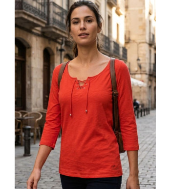 Tee-shirt femme manches 3/4 MAYFLOWER modèle DOUGLAS1 noir avec col V à lacets et œillets métalliques.