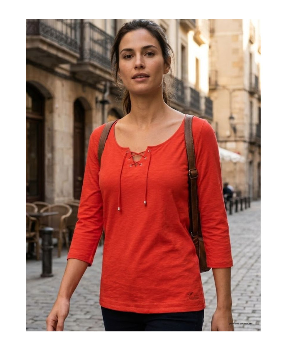 Tee-shirt femme manches 3/4 MAYFLOWER modèle DOUGLAS1 noir avec col V à lacets et œillets métalliques.