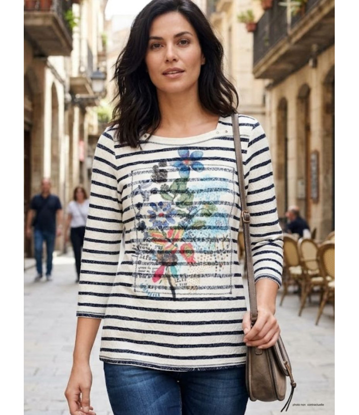 Tee-shirt femme manches 3/4 MAYFLOWER modèle KA9631A en coton stretch marine avec imprimé blanc et bords-côtes rayés.