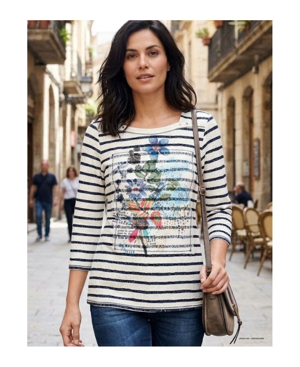 Tee-shirt femme manches 3/4 MAYFLOWER modèle KA9631A en coton stretch marine avec imprimé blanc et bords-côtes rayés.