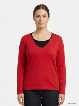 Tee-shirt grande taille AXONE modèle COCCOUN1R rouge avec faux col noir et blanc et poche poitrine.