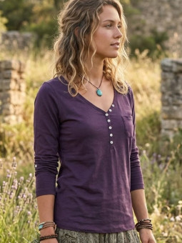 Tee-shirt femme MAYFLOWER modèle COUGAR1P coloris prune avec col boutonné et poche poitrine.