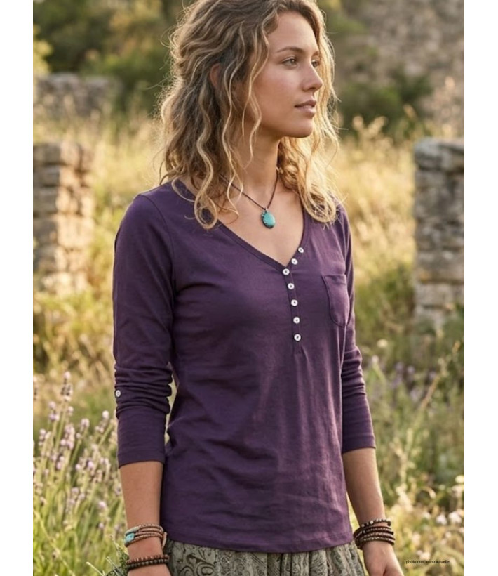 Tee-shirt femme MAYFLOWER modèle COUGAR1P coloris prune avec col boutonné et poche poitrine.