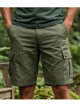 Bermuda pour homme LEDERTYS modèle 810394U001 coloris vert kaki avec taille semi-élastiquée et poches cargo.