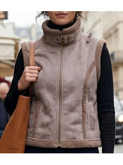 Gilet sans manches femme MAYFLOWER modèle 828070U002 en suédine marron camel avec zip et col montant.