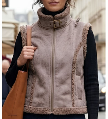 Gilet sans manches femme MAYFLOWER modèle 828070U002 en suédine marron camel avec zip et col montant.