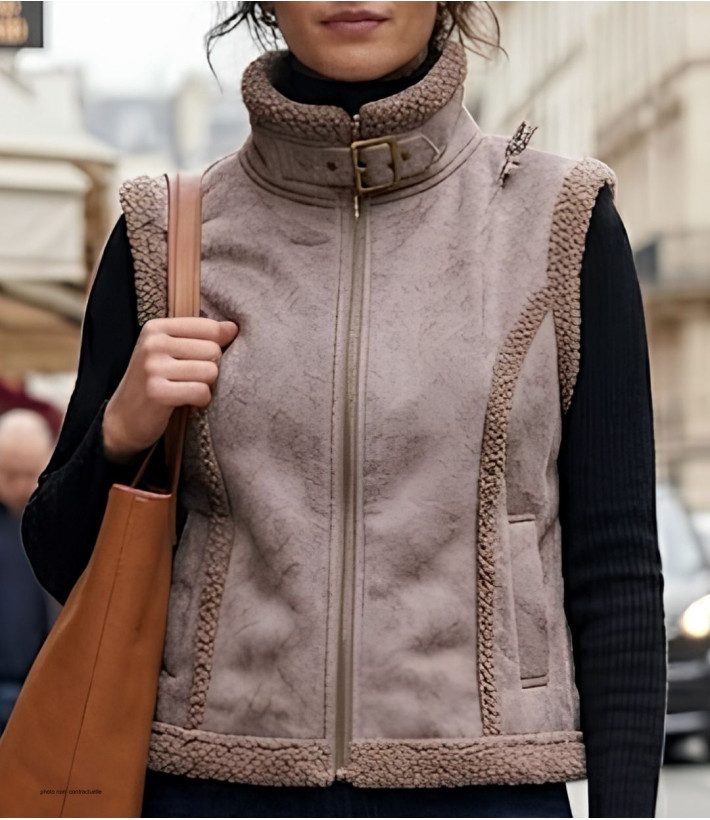 Gilet sans manches femme MAYFLOWER modèle 828070U002 en suédine marron camel avec zip et col montant.