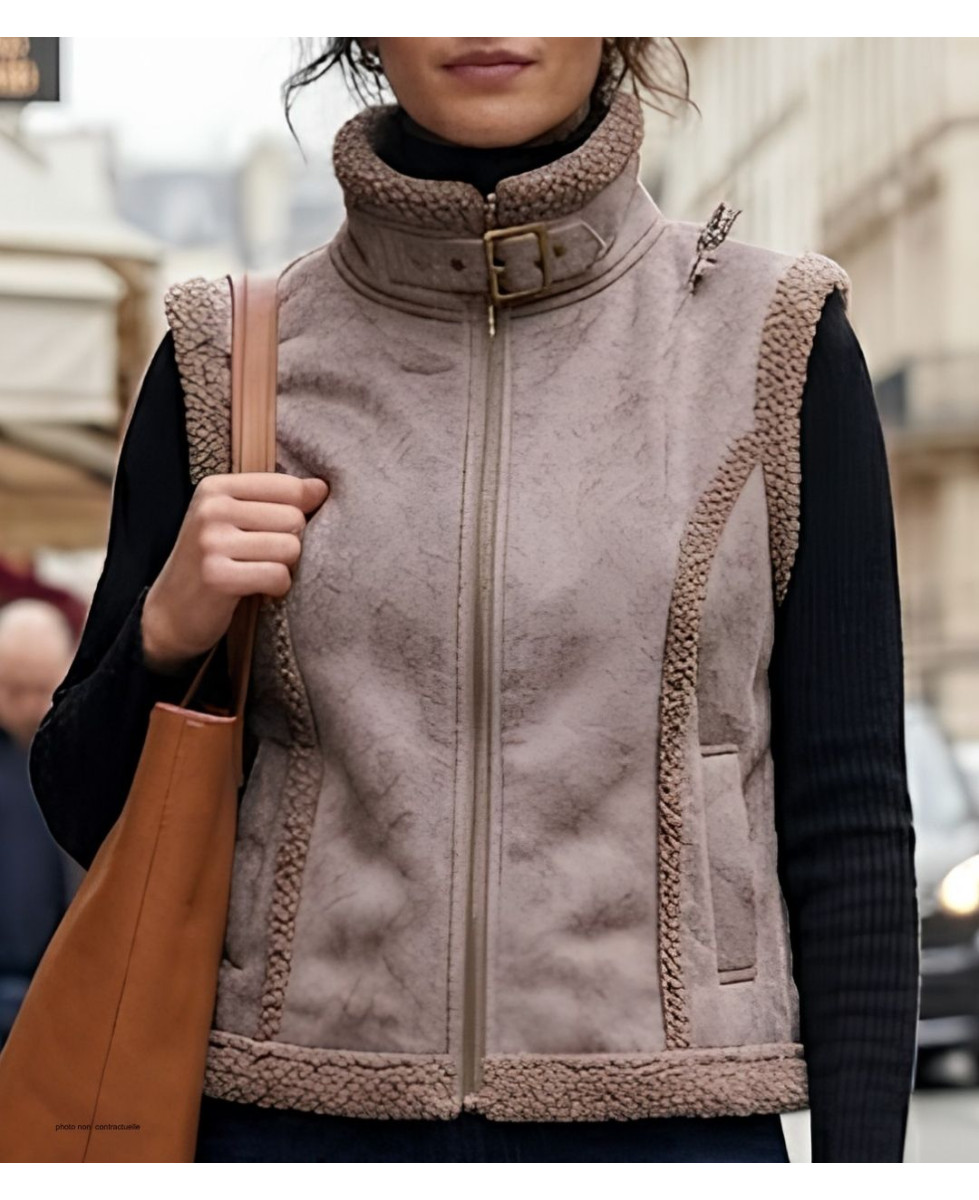 Gilet sans manches femme MAYFLOWER modèle 828070U002 en suédine marron camel avec zip et col montant.