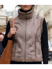 Gilet sans manches femme MAYFLOWER modèle 828070U002 en suédine marron camel avec zip et col montant.