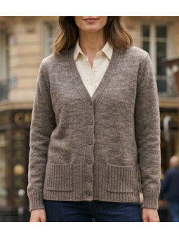 Gilet boutonné femme taupe MAYFLOWER modèle DERBY2T en maille de laine avec deux poches et col en V.