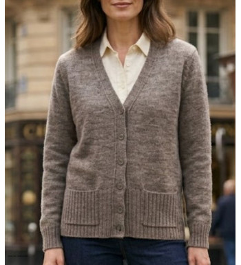 Gilet boutonné femme taupe MAYFLOWER modèle DERBY2T en maille de laine avec deux poches et col en V.