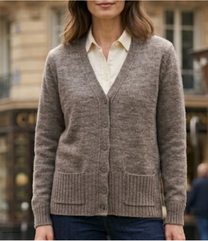 Gilet boutonné femme taupe MAYFLOWER modèle DERBY2T en maille de laine avec deux poches et col en V.