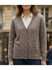 Gilet boutonné femme taupe MAYFLOWER modèle DERBY2T en maille de laine avec deux poches et col en V.