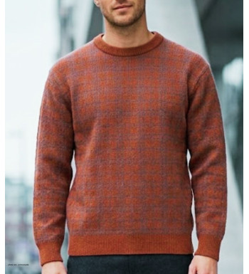 Pull homme MAYFLOWER modèle RH077T en maille 30% laine coloris orange tomette et gris acier à motifs Jacquard.