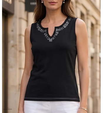 Débardeur femme MAYFLOWER modèle REFAT coloris noir avec col tunisien sans boutons et strass brillants.