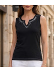 Débardeur femme MAYFLOWER modèle REFAT coloris noir avec col tunisien sans boutons et strass brillants.