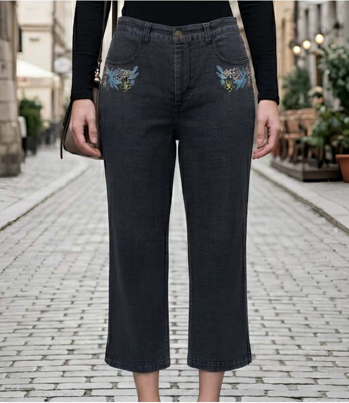 Pantacourt femme MAYFLOWER modèle SE1103 coloris bleu stone washed en tissu extensible.