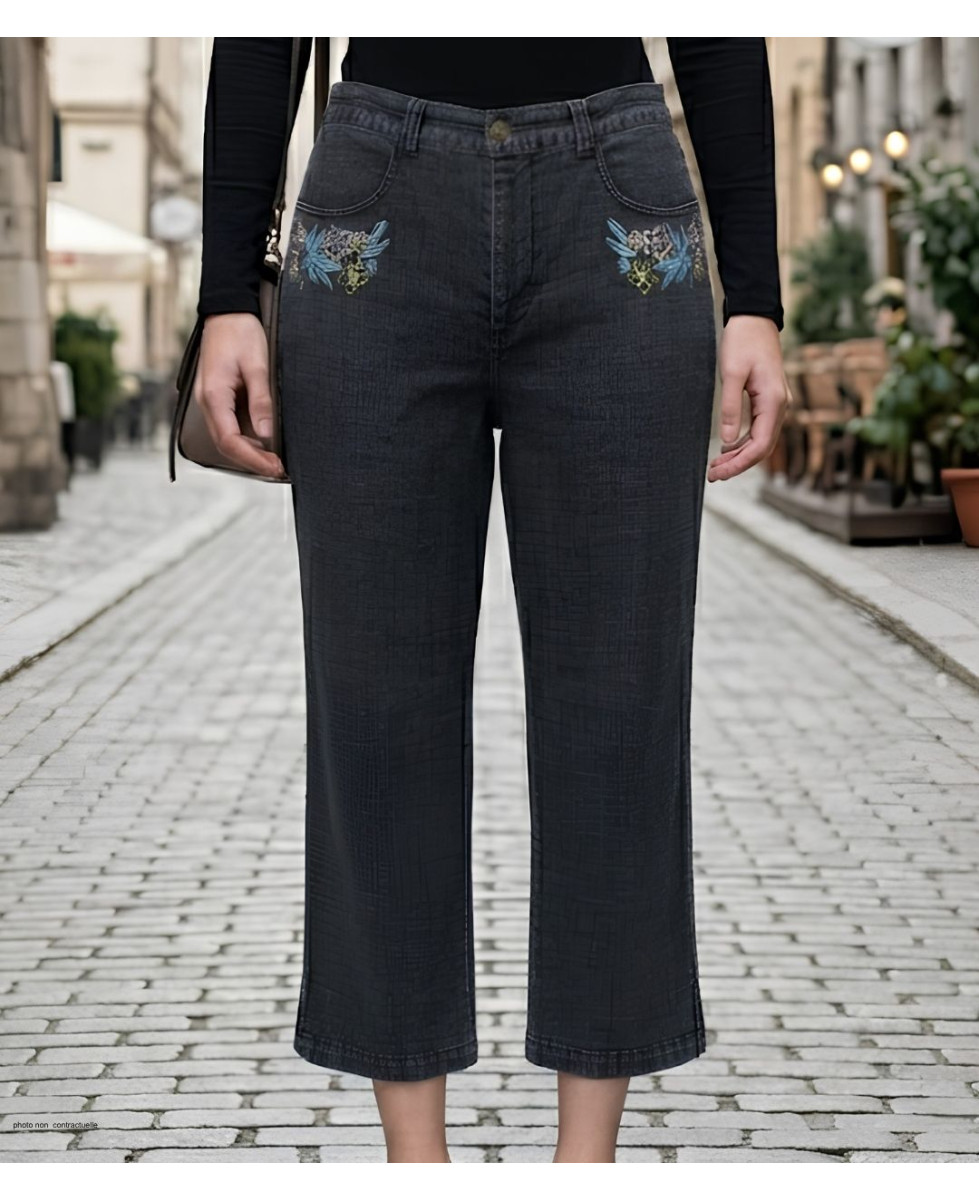 Pantacourt femme MAYFLOWER modèle SE1103 coloris bleu stone washed en tissu extensible.