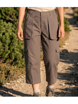 Pantacourt de randonnée femme OGALO modèle Rando coloris marron castor avec poches latérales.