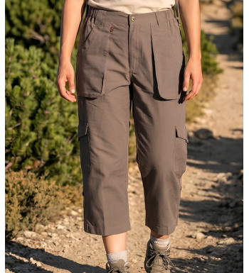 Pantacourt de randonnée femme OGALO modèle Rando coloris marron castor avec poches latérales.