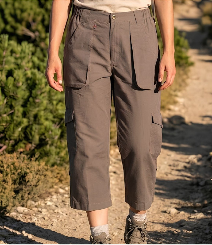 Pantacourt de randonnée femme OGALO modèle Rando coloris marron castor avec poches latérales.