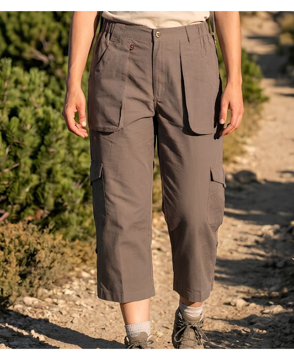 Pantacourt de randonnée femme OGALO modèle Rando coloris marron castor avec poches latérales.