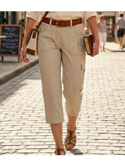Pantacourt femme MAYFLOWER modèle MANDICA1 coloris beige en 100% coton avec poches zippées et boutonnées.