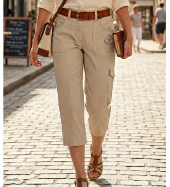 Pantacourt femme MAYFLOWER modèle MANDICA1 coloris beige en 100% coton avec poches zippées et boutonnées.