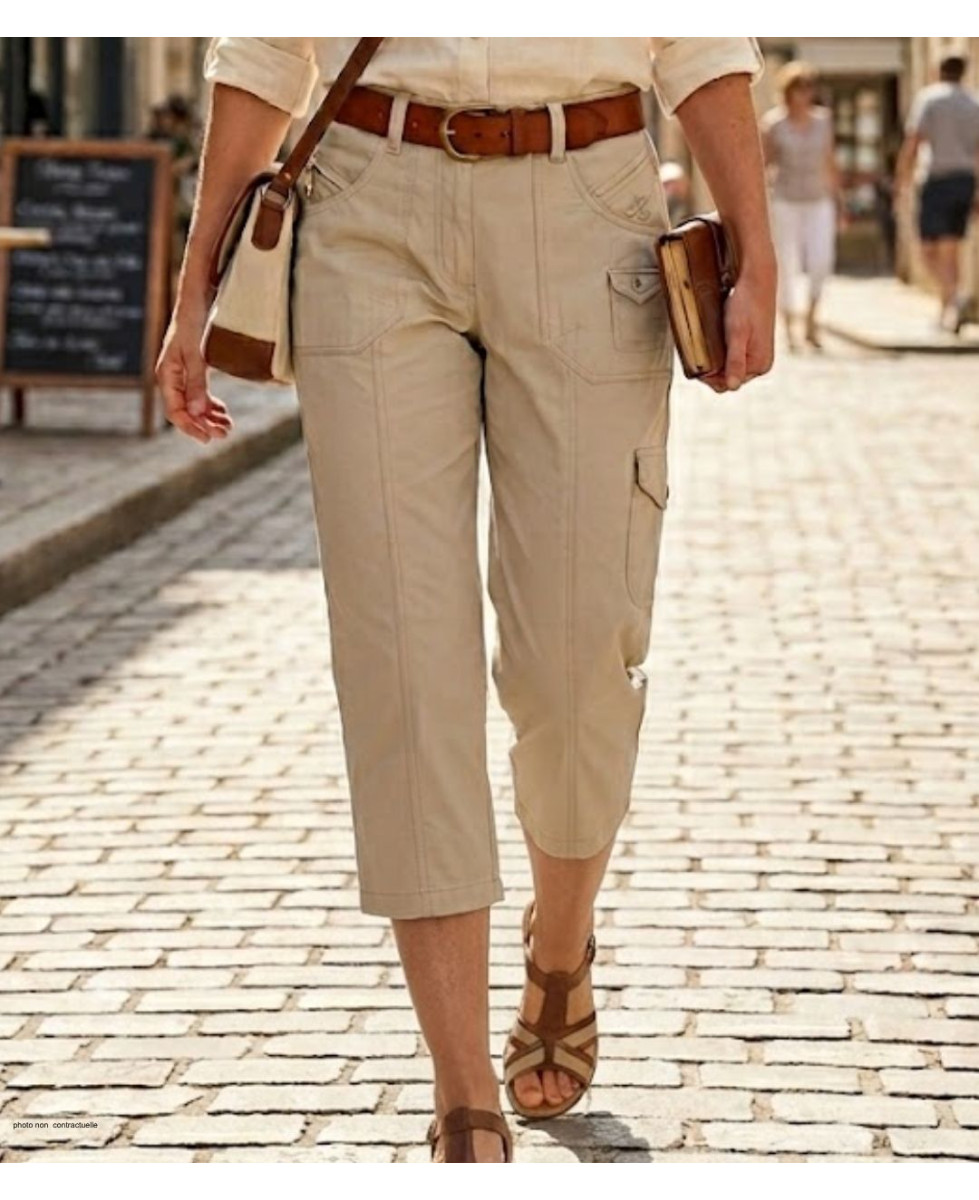 Pantacourt femme MAYFLOWER modèle MANDICA1 coloris beige en 100% coton avec poches zippées et boutonnées.