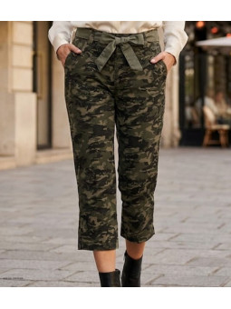 Pantacourt femme en coton motif camouflage kaki modèle MELBA1 de la marque MAYFLOWER.