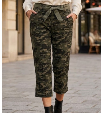 Pantacourt femme en coton motif camouflage kaki modèle MELBA1 de la marque MAYFLOWER.