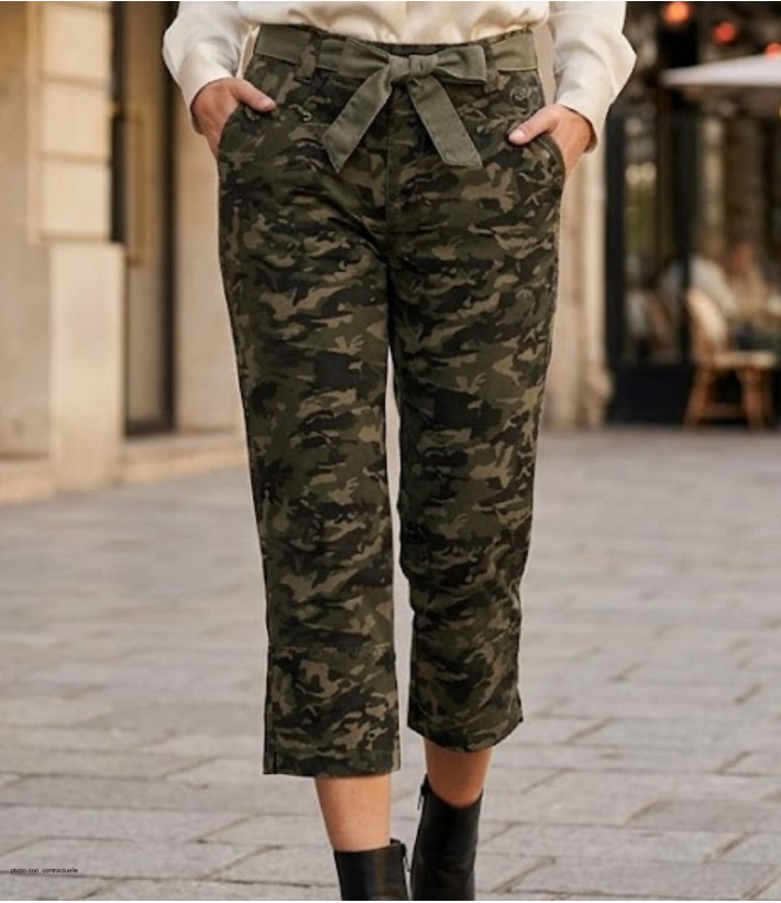 Pantacourt femme en coton motif camouflage kaki modèle MELBA1 de la marque MAYFLOWER.
