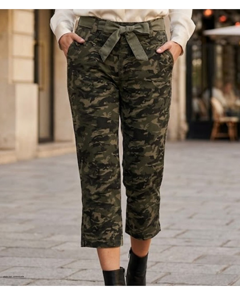 Pantacourt femme en coton motif camouflage kaki modèle MELBA1 de la marque MAYFLOWER.