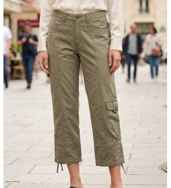 Pantacourt femme multipoches en coton vert kaki modèle MELINDA1 de la marque MAYFLOWER.