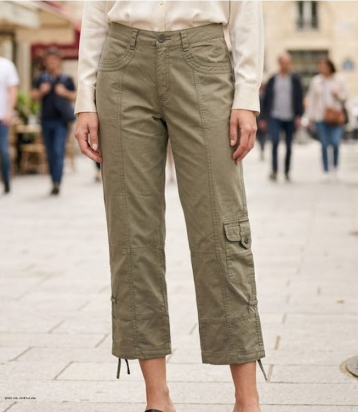 Pantacourt femme multipoches en coton vert kaki modèle MELINDA1 de la marque MAYFLOWER.