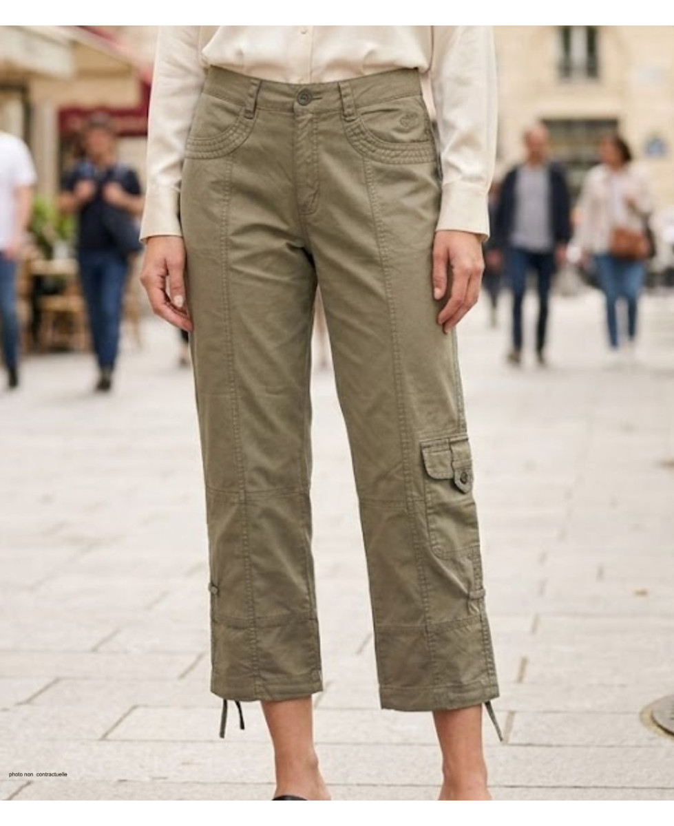 Pantacourt femme multipoches en coton vert kaki modèle MELINDA1 de la marque MAYFLOWER.