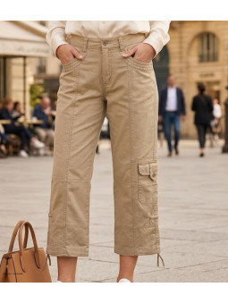 Pantacourt femme beige en pur coton avec poches cargo et longueur réglable, modèle MELINDA2 de MAYFLOWER.