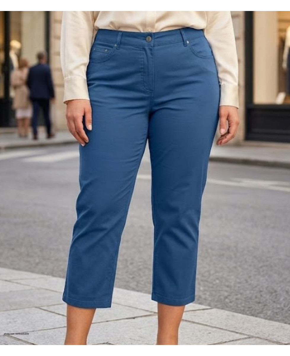 Pantacourt femme en tissu stretch bleu indigo coupe 5 poches modèle STRETCH.