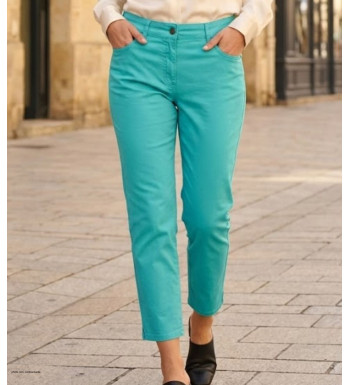 Pantacourt femme en tissu stretch coloris vert menthe avec coupe 5 poches modèle STRETCH.