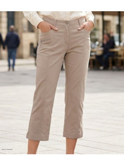 Pantacourt femme beige en coton stretch avec détail zip fantaisie et poches côtés.