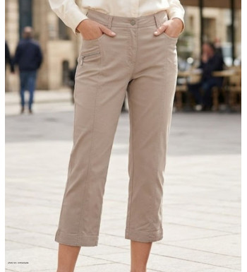 Pantacourt femme beige en coton stretch avec détail zip fantaisie et poches côtés.