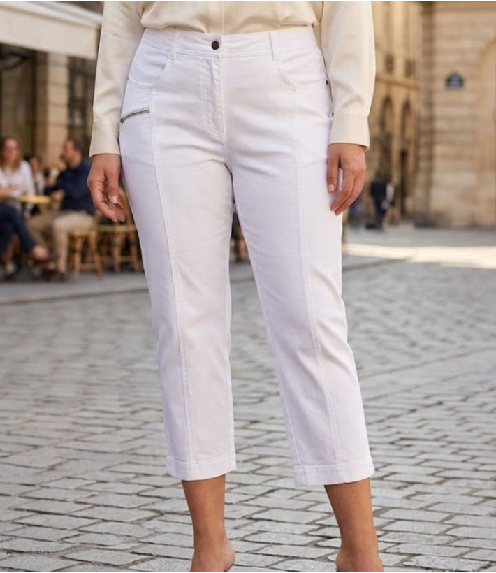 Pantacourt femme blanc en tissu coton extensible stretch modèle MONICA4 de la marque MAYFLOWER.