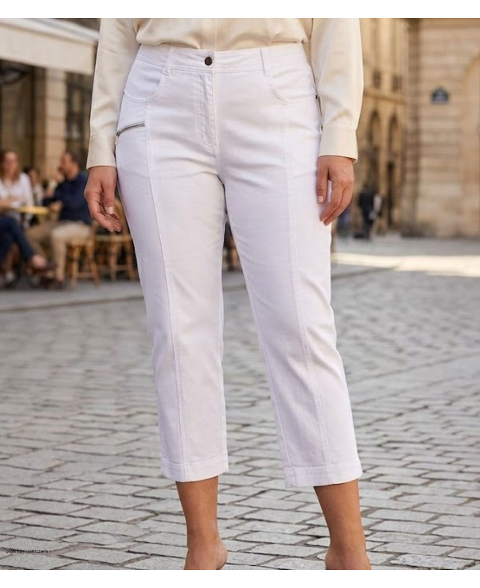 Pantacourt femme blanc en tissu coton extensible stretch modèle MONICA4 de la marque MAYFLOWER.