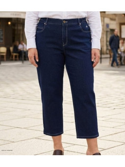 Pantacourt femme bleu denim ultra stretch spécial grandes tailles modèle SALTO1 de la marque AXONE.