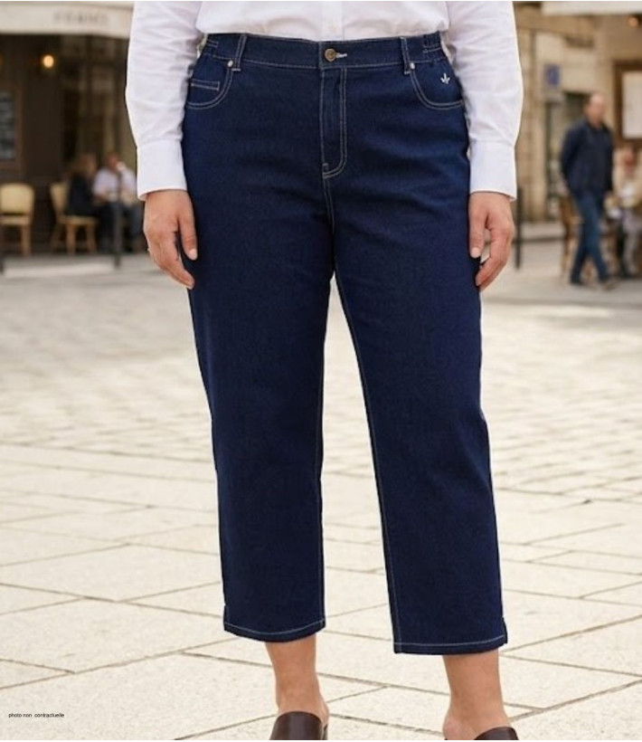 Pantacourt femme bleu denim ultra stretch spécial grandes tailles modèle SALTO1 de la marque AXONE.