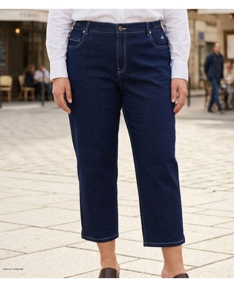 Pantacourt femme bleu denim ultra stretch spécial grandes tailles modèle SALTO1 de la marque AXONE.