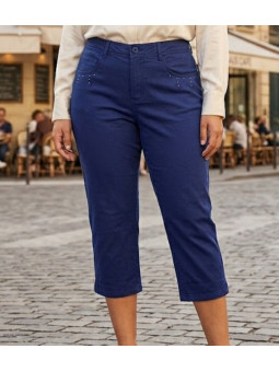 Pantacourt femme bleu marine MAYFLOWER en coton stretch avec broderies et clous argentés sur les poches arrière.